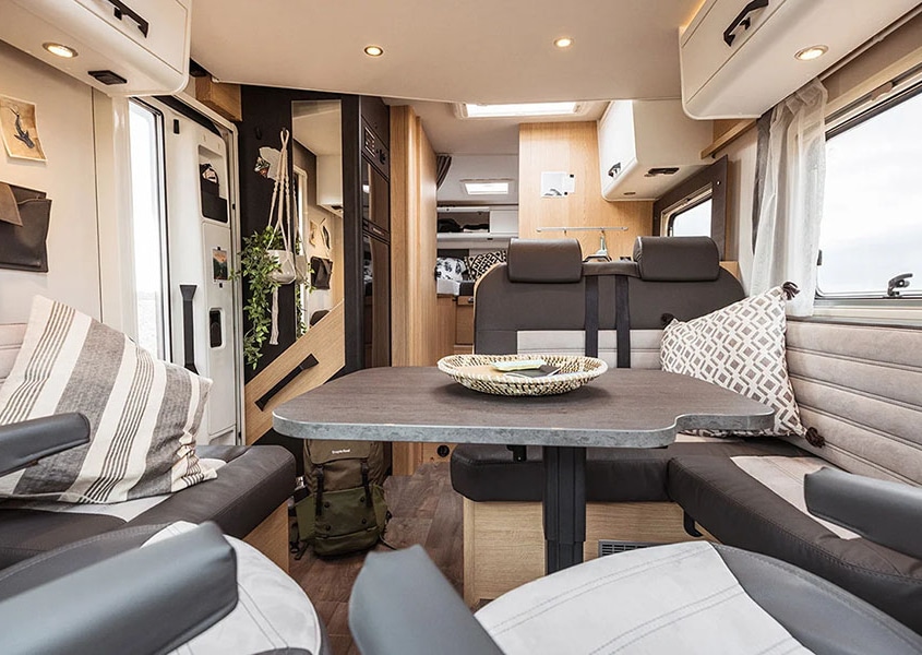 Bergland Camperverhuur - Binnenkant camper sunligth T860